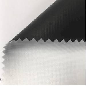 Finitions : brut de coupe ou confection par couture. Avantages : Toile légère avec un classement feu, enduction polyester mate et dos noir. Exemples d'applications : Toiles tendues, fond de scène, kakemonos... Conseils de 